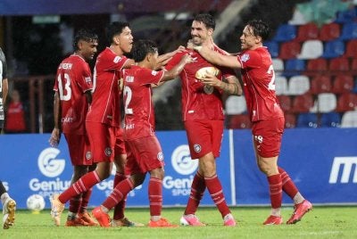 Pemain Sabah FC meraikan jaringan pertama pasukan itu menerusi gol yang dijaringkan Gonzalo Di Renzo (dua, kanan) pada aksi Liga Super di Stadium Likas malam Sabtu. Foto Bernama