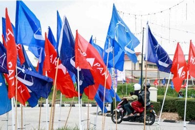 Bendera-bendera parti politik mula kelihatan sekitar jalan raya di Tanjung Bidara hari ini sempena Pilihan Raya Negeri Dewan Undangan Negeri Melaka ke-16. Foto Bernama 