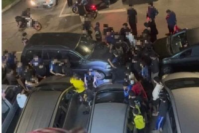Terdahulu tular dua video di media sosial memaparkan sekumpulan individu berkumpul di kawasan tempat letak kereta flat berkenaan.