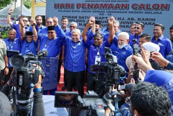 Timbalan Perdana Menteri Datuk Seri Dr Ahmad Zahid Hamidi bersama calon Barisan Nasional (BN) bagi kerusi Dewan Undangan Negeri (DUN) N02 Tanjung Bidara, Datuk Seri Dr Ab Rauf Yusoh, selepas meninggalkan pusat penamaan calon di Dewan Datuk Kapt (B) Hj. Ab Karim, Kompleks JAPERUN Tanjung Bidara sempena Pilihan Raya Negeri Melaka ke-16 pada Sabtu. Foto Bernama