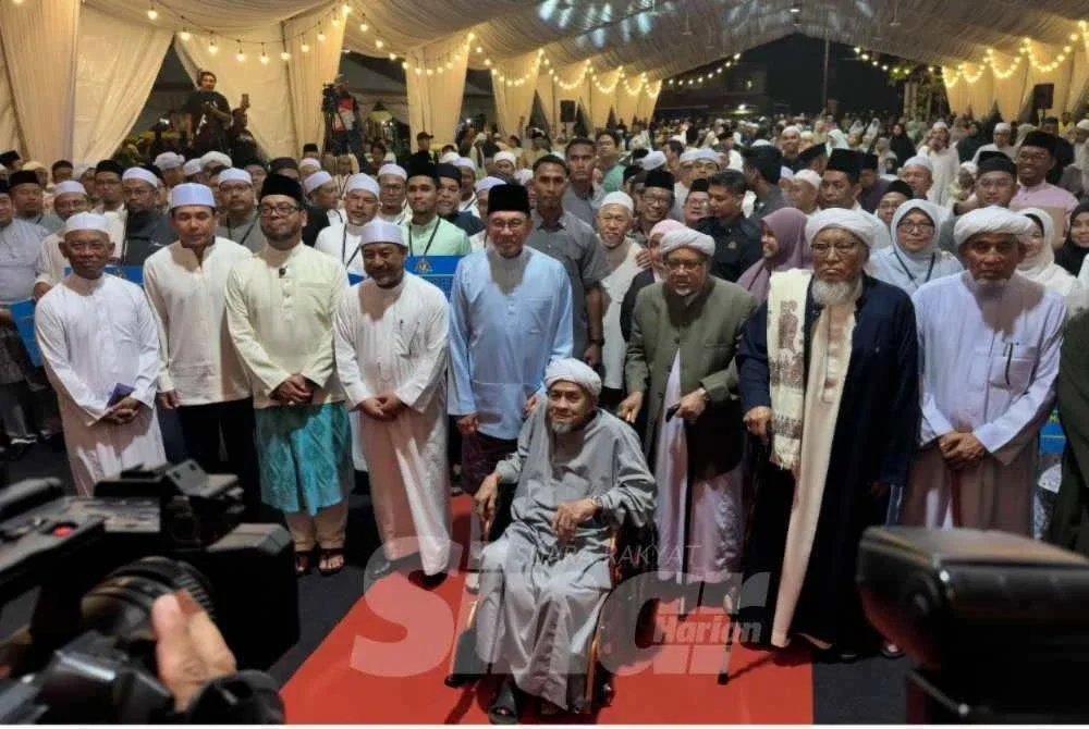 Anwar (tengah) bergambar dengan seluruh hadirin pada majlis selawat di Kota Bharu.